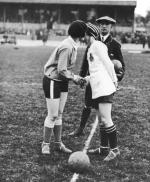 Anstoß_2_Spielerinnen.jpg